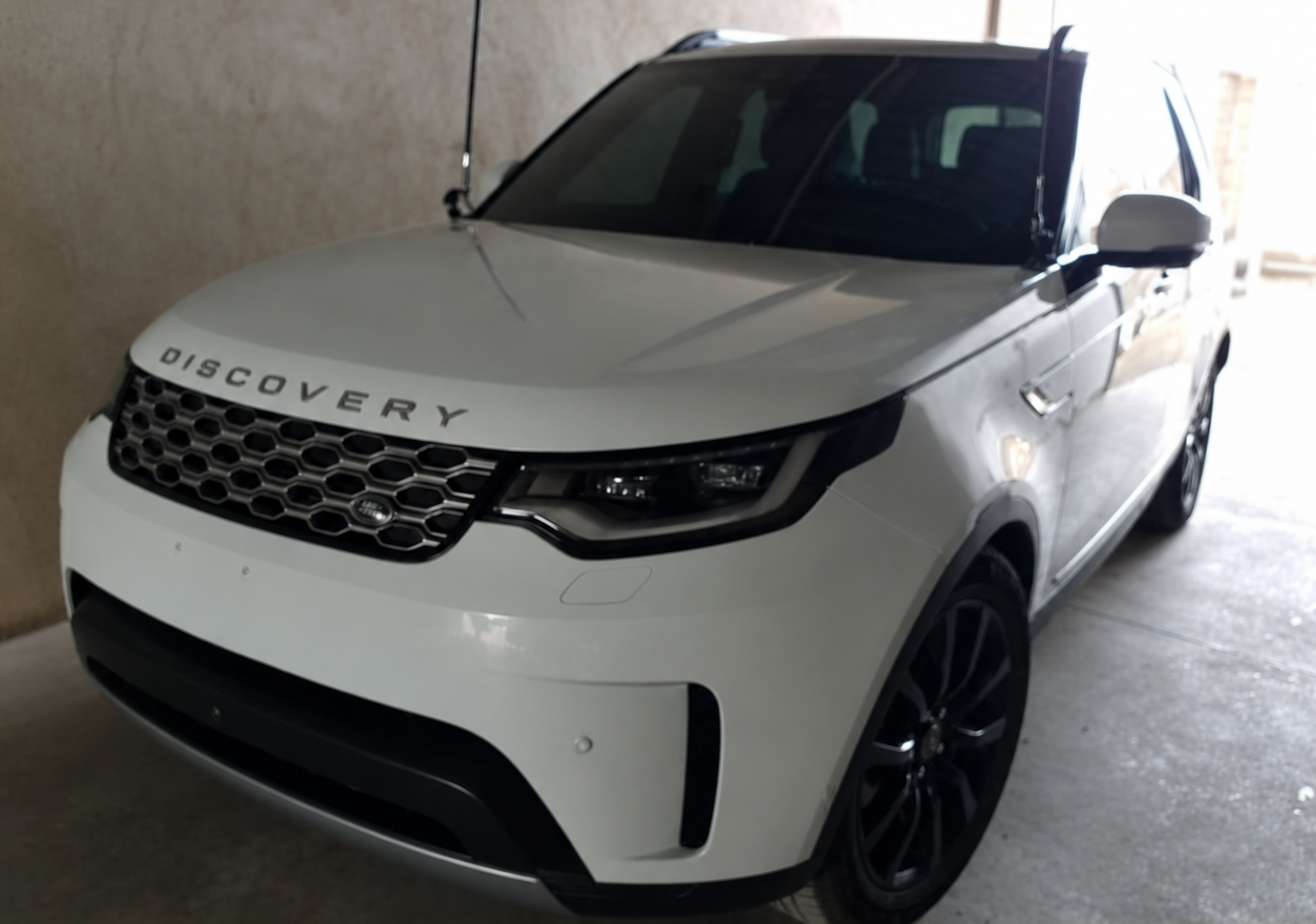Detalhe de Land Rover Discovery após reparo